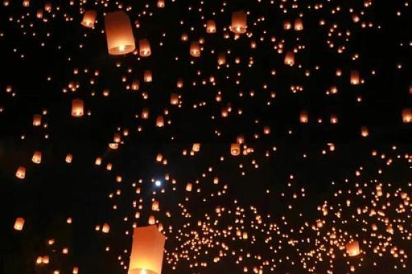 泰国灯笼节：点亮夜空，领略节日自然之美