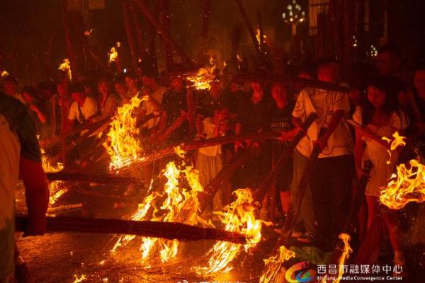 彝族火把节：点燃篝火，传承民族文化